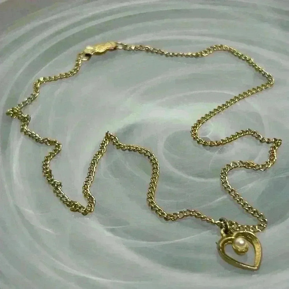Vintage Gold Tone Heart with Pearl Accent Necklace - Picture 1 of 3